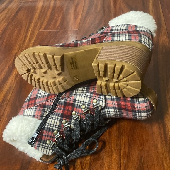 Comfort Est. 1946 Red Plaid Chunky Boots with Faux Fur 8 NWOB - Picture 6 of 10